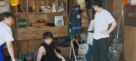 短剧吃瓜打架看戏,一场现代版“看戏”的闹剧