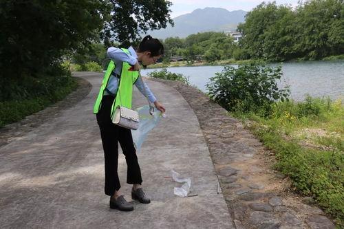 河边拍照吃瓜,拍照吃瓜,记录夏日悠闲时光