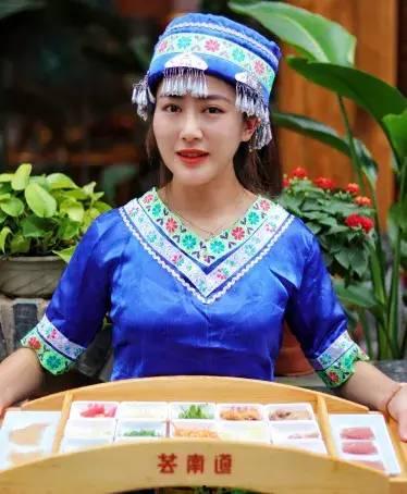 云南吃瓜韩婧格打扑克,吃瓜打扑克，揭秘她的娱乐生活