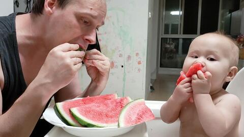 父母抢孩子吃瓜